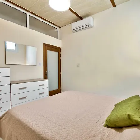 Triq Is-sorijiet Apartament